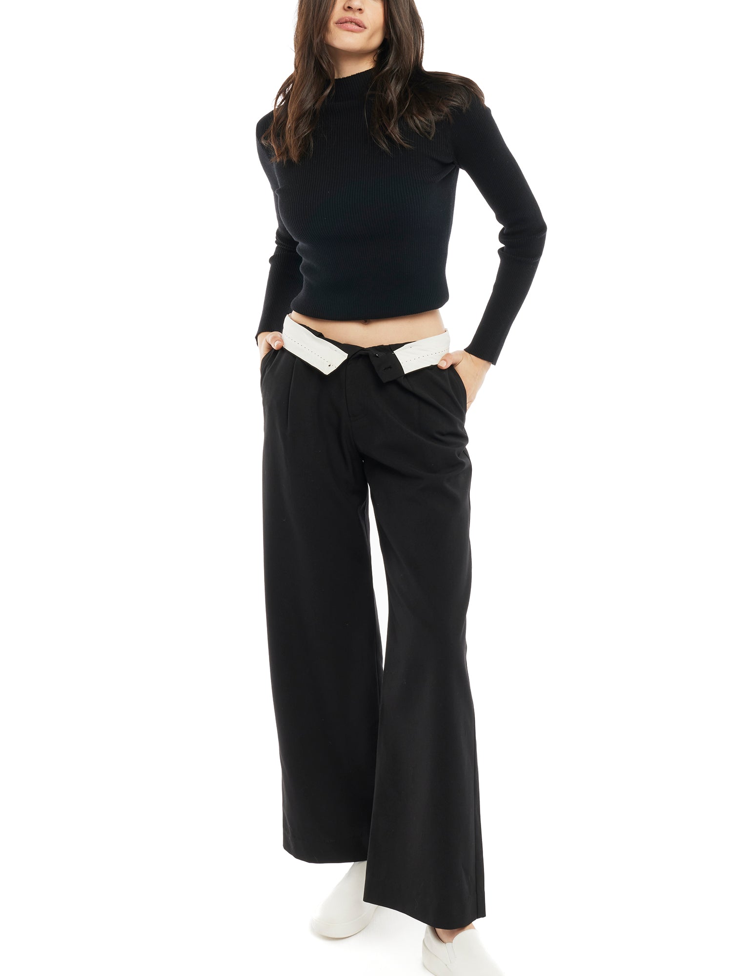 mid-rise, wide leg trousers with a zipper and button closure, side and back pockets - fold over