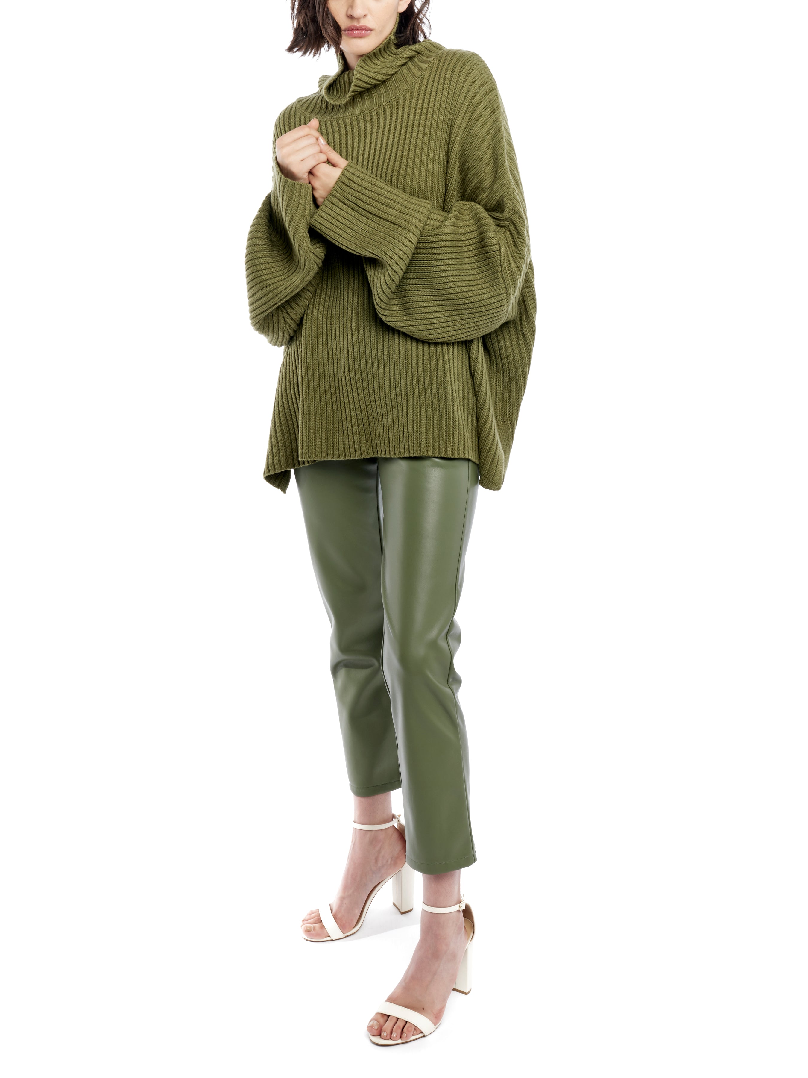 cozy, oversized sweater with ribbed detailing and comfy turtleneck in army green