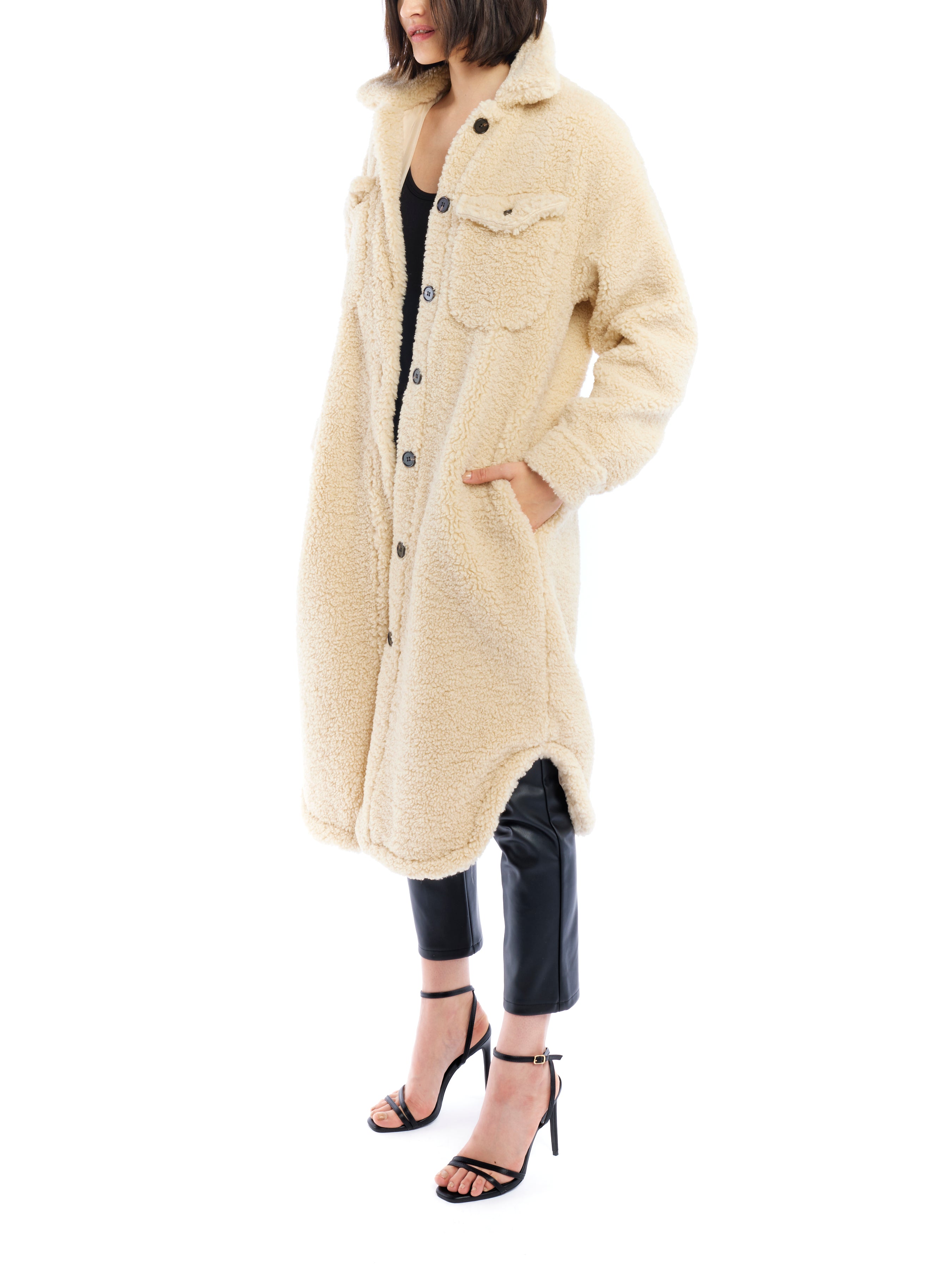 cozy jacket with shirt tail hem, midi length, two front pockets and long sleeves in cream