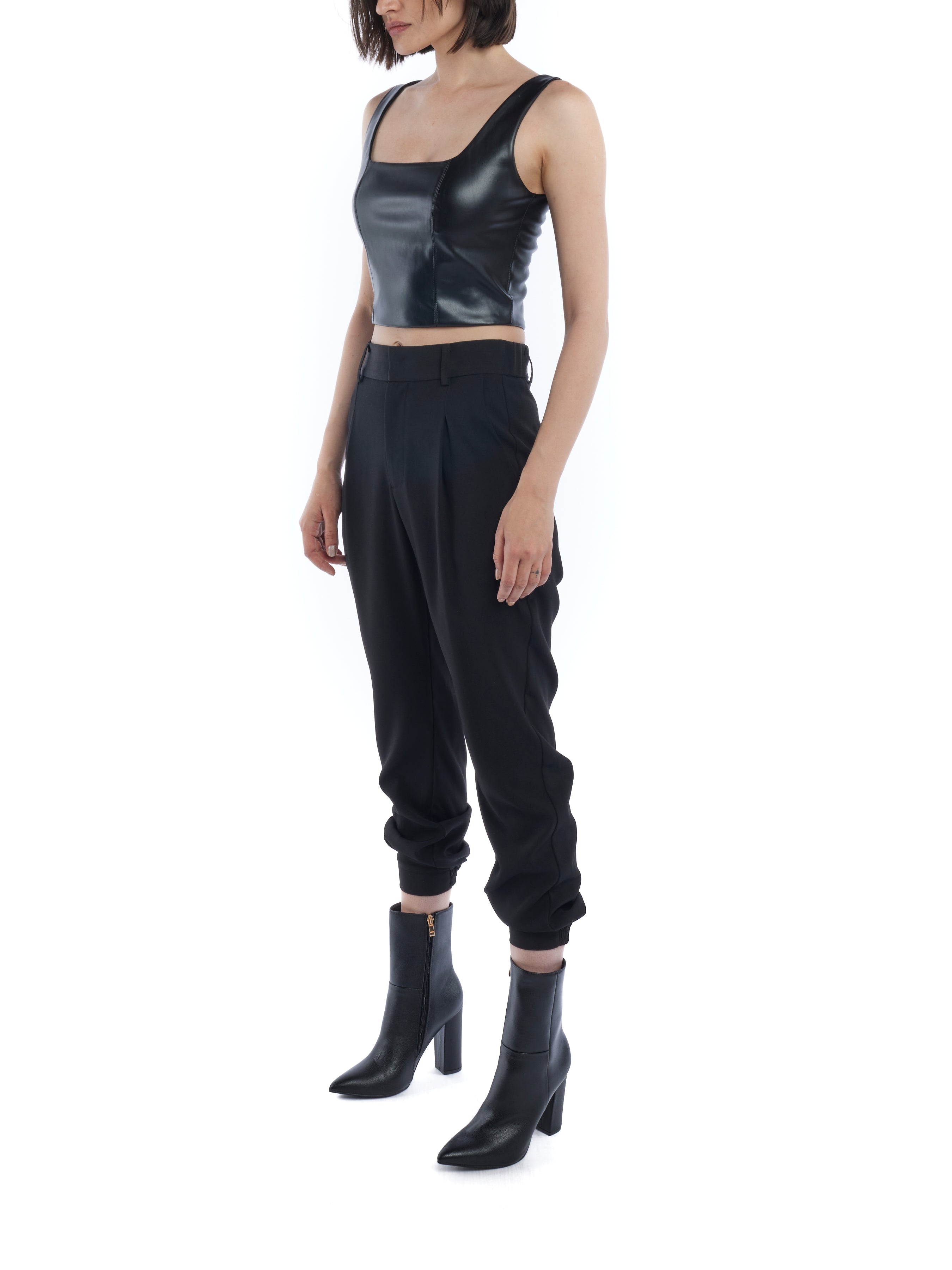 pleated pant with a tapered leg, elasticized cuffs, zip and button closure and side pockets in black