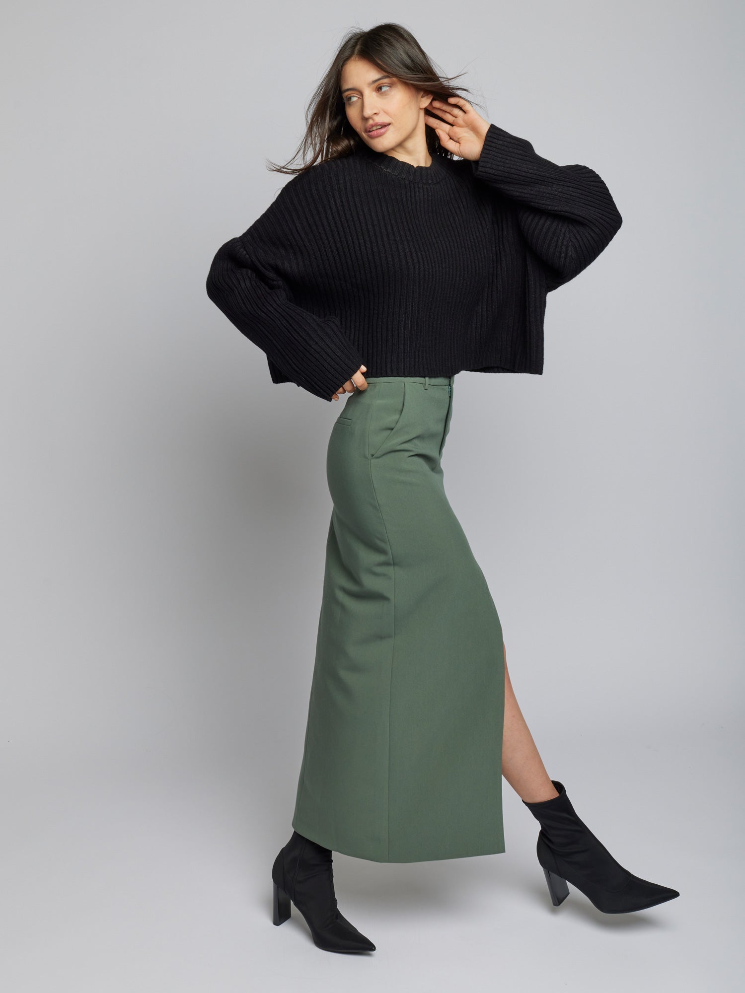 ribbed, thick crew neck sweater with a drop shoulder, relaxed fit and slightly cropped length in black