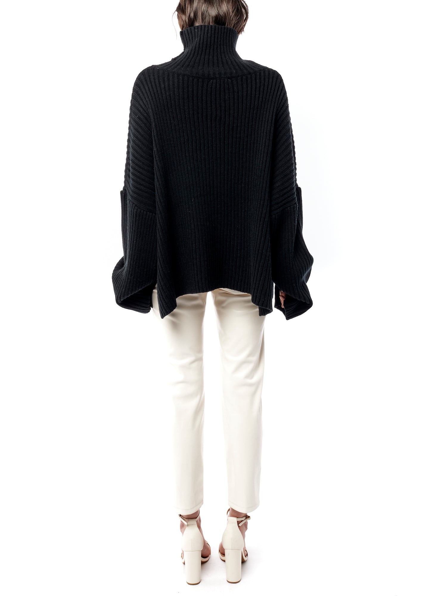 cozy, oversized sweater with ribbed detailing and comfy turtleneck in black