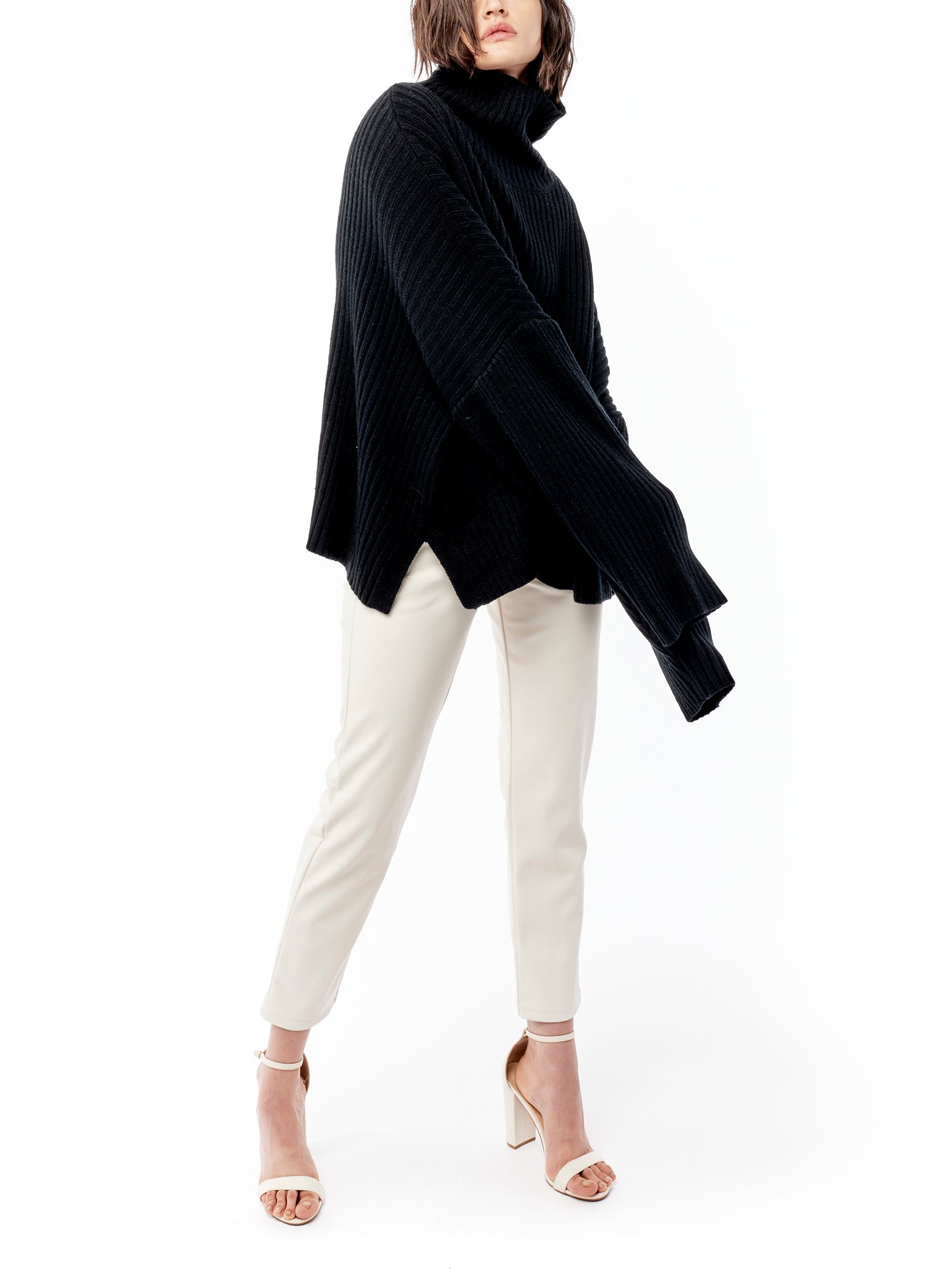 cozy, oversized sweater with ribbed detailing and comfy turtleneck in black