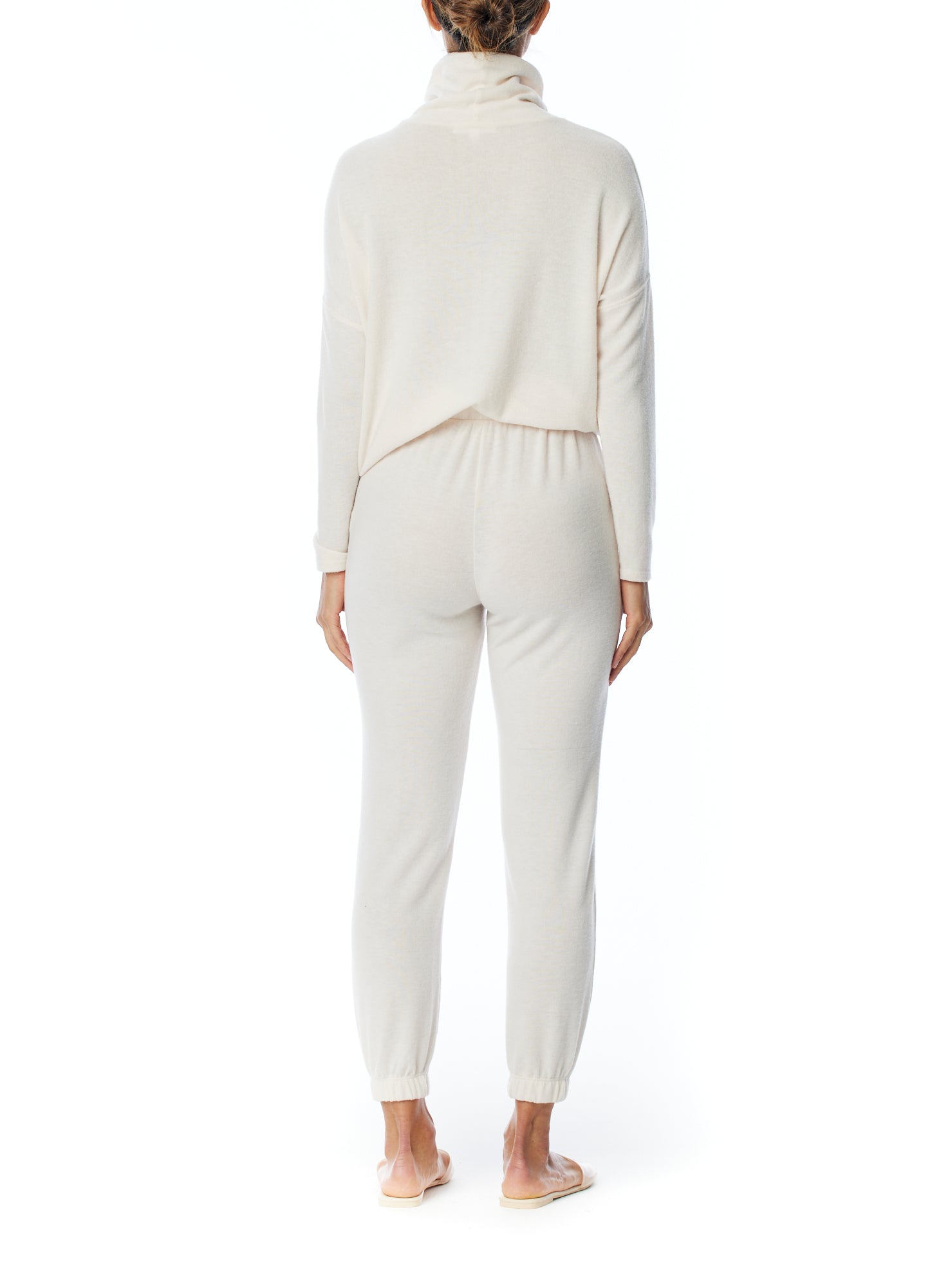 relaxed pocket pant with drawstring, elasticized waist and cuffs in cream