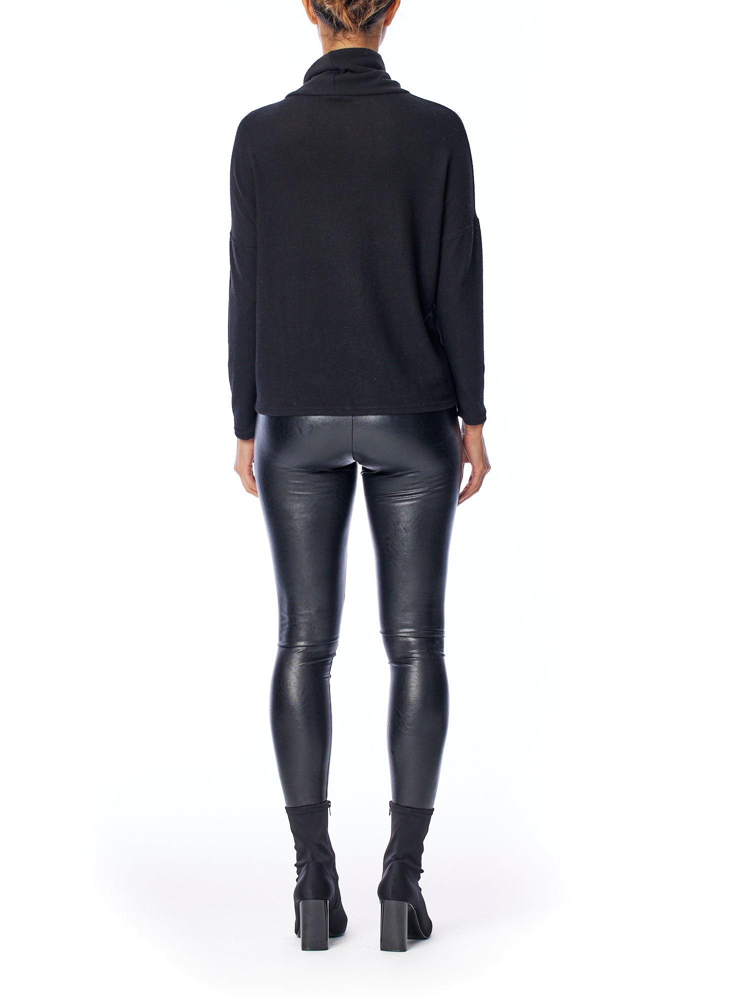 turtleneck sweater with long sleeves, relaxed fit, cross seam detailing and drop shoulder in black