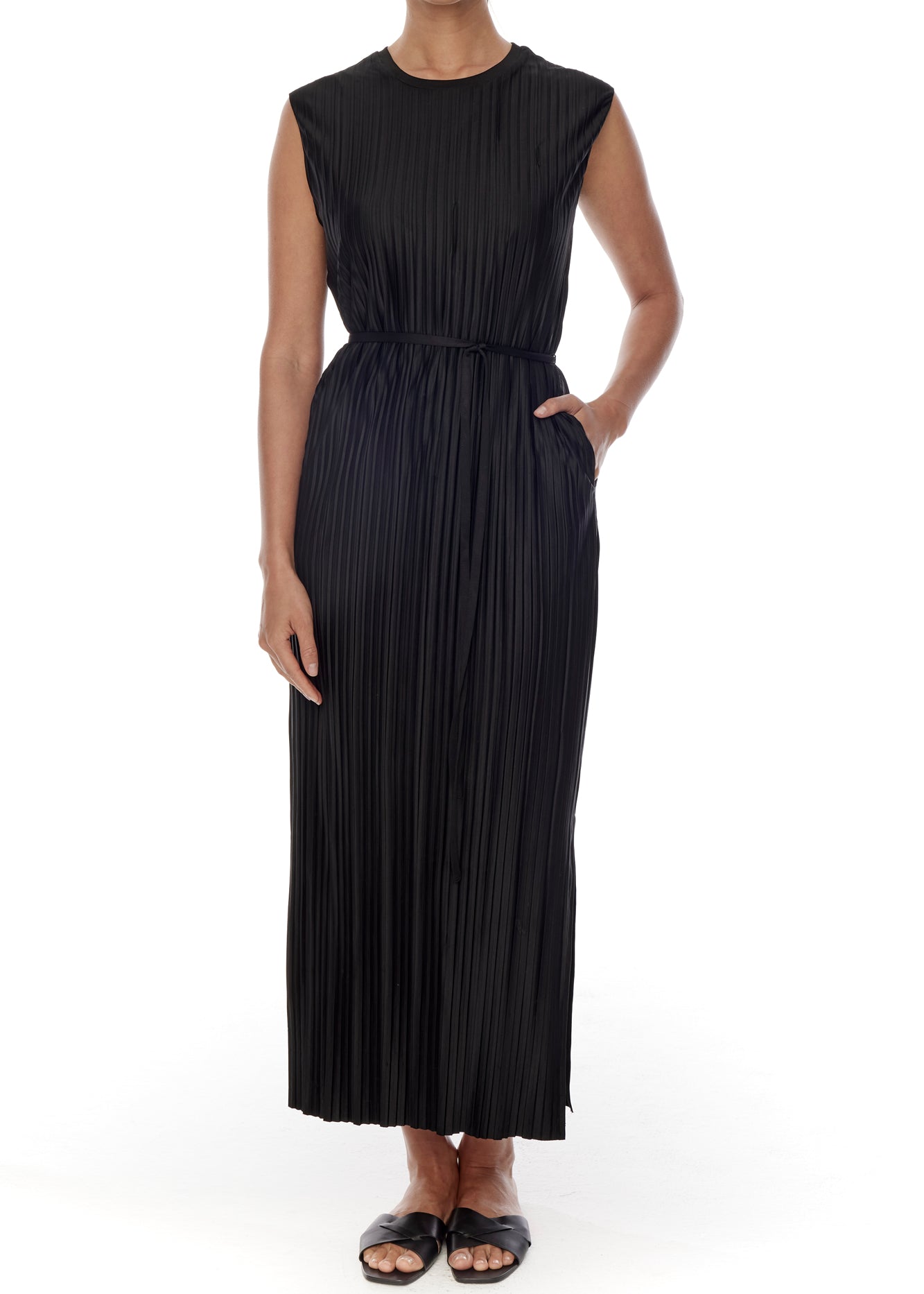 Chic pleated, sleeveless dress with crew neck, side slit and flattering waist tie in black